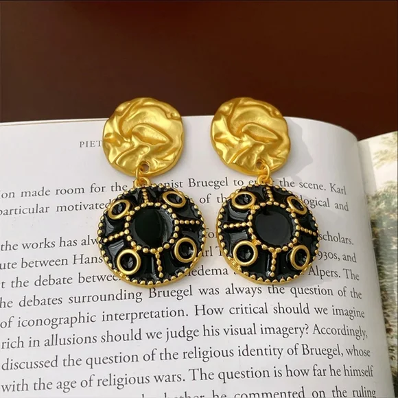 Golden Stella Black & Gold Brilliance Vintage Styled Pierced Earrings - Picture 6 of 11